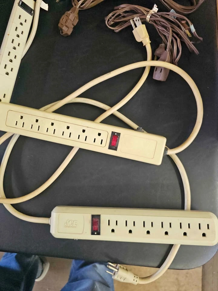 8x Power Strips, other electrical extensions and plugs lot - photo 4