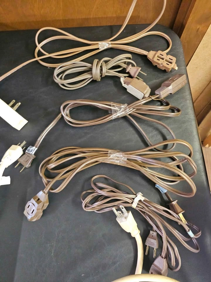 8x Power Strips, other electrical extensions and plugs lot - photo 5