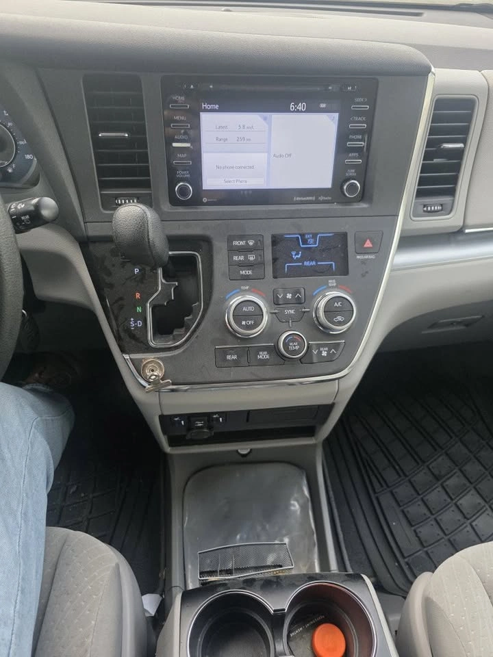 2019 Toyota Sienna LE, 8 Passenger - photo 4