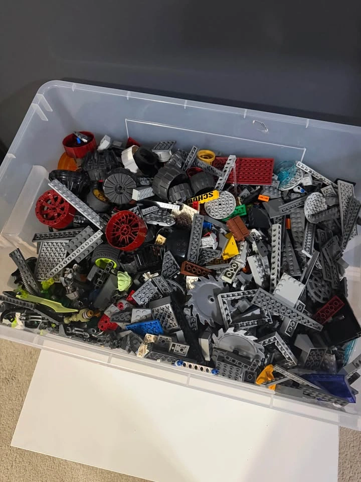 LEGO Bulk Lot 25lb + 49 Minifigures - photo 3