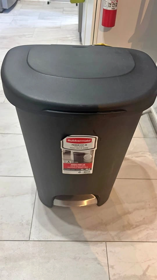 Rubbermaid step-on trash can, 13 gal