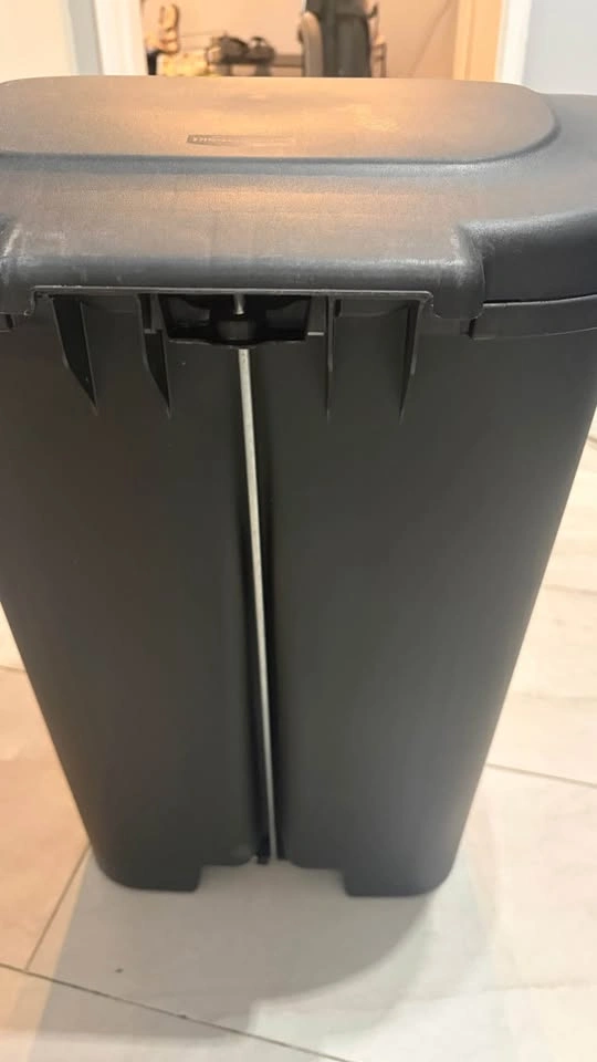 Rubbermaid step-on trash can, 13 gal - photo 3