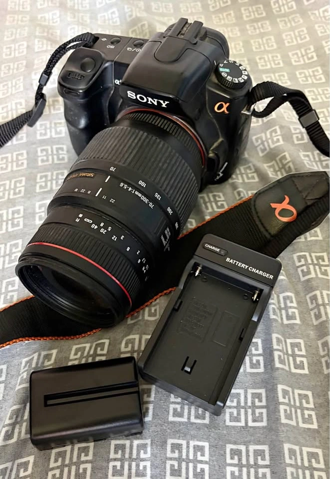 SONY A200 DSLR Camera with 70-300mm Sigma
