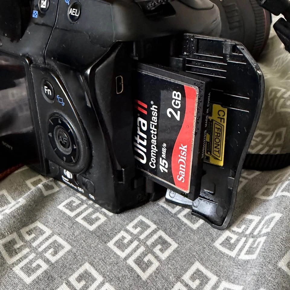SONY A200 DSLR Camera with 70-300mm Sigma - photo 4