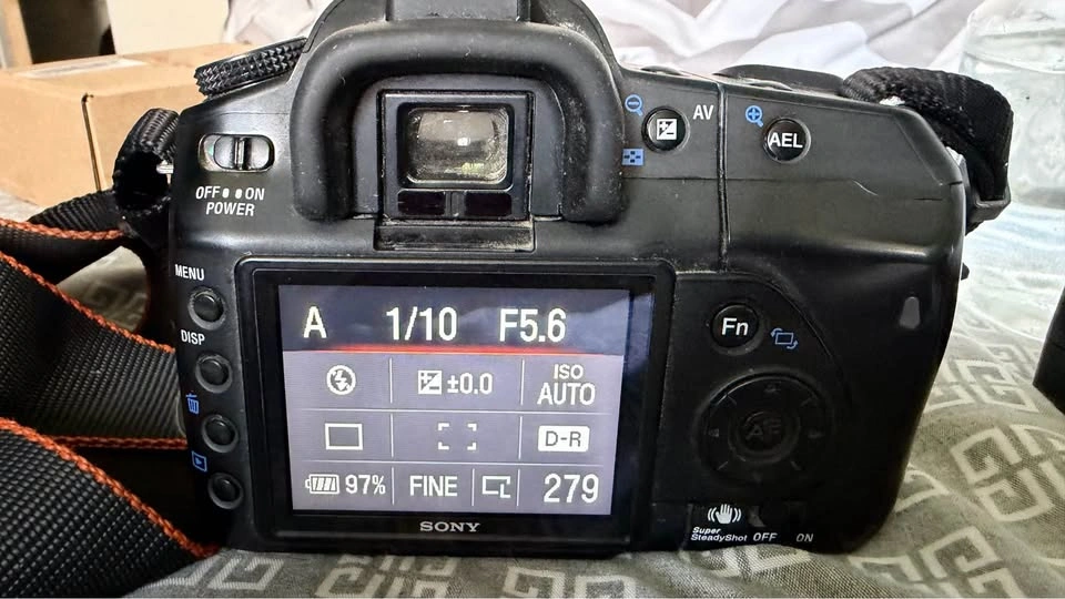 SONY A200 DSLR Camera with 70-300mm Sigma - photo 5