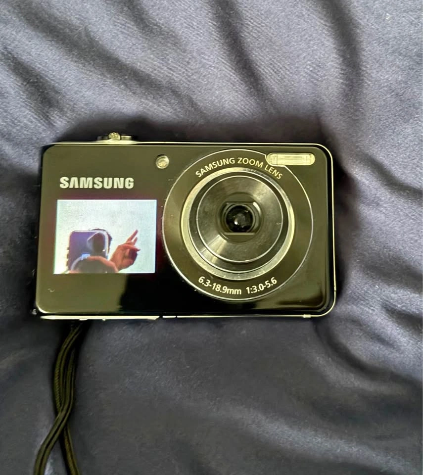 Digicam Samsung with Front Facing Camera (PL 100)