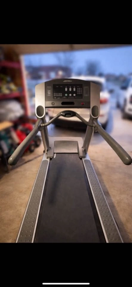 Life Fitness Commercial Treadmill – Heavy Duty Gym Quality - photo 2