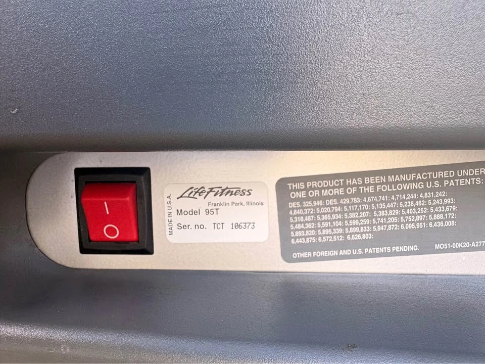 Life Fitness Commercial Treadmill – Heavy Duty Gym Quality - photo 3