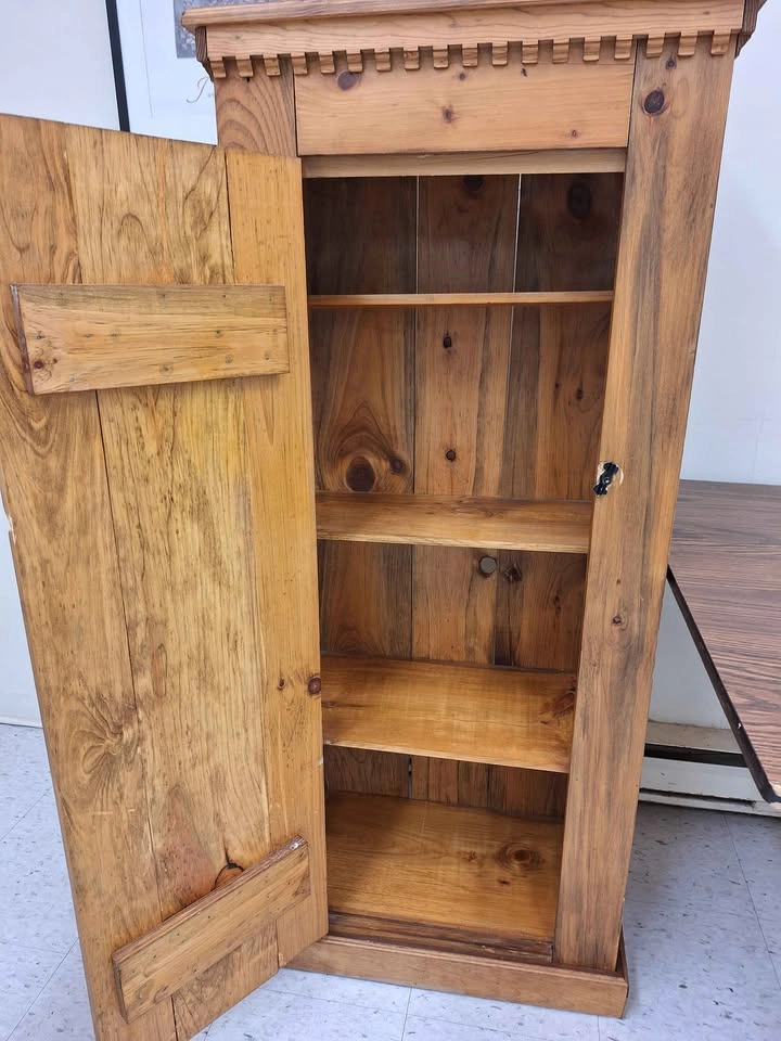 Wooden cupboard - photo 4