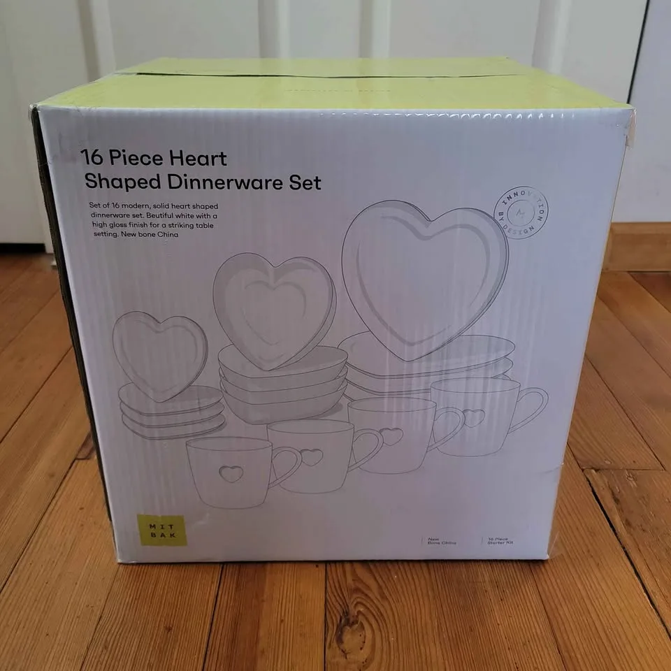 Dinnerware Set 16 PC Heart Shaped Plates & Bowls image indicator(5)