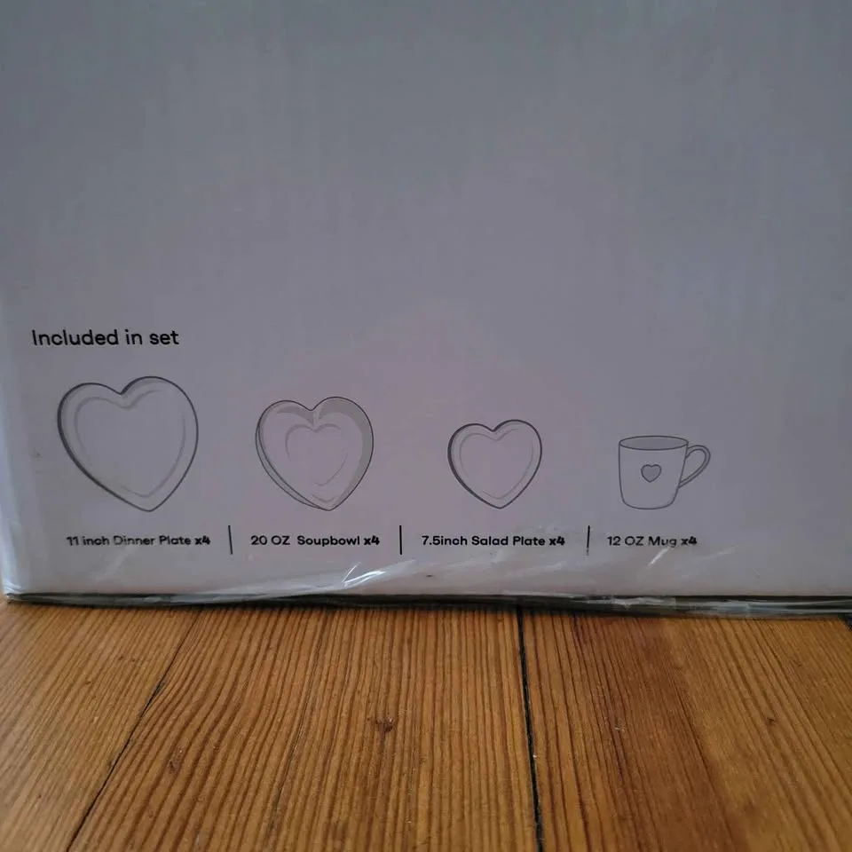 Dinnerware Set 16 PC Heart Shaped Plates & Bowls image indicator(8)