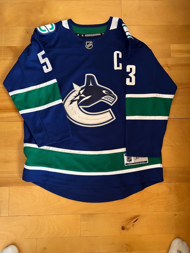 Canucks hockey jersey