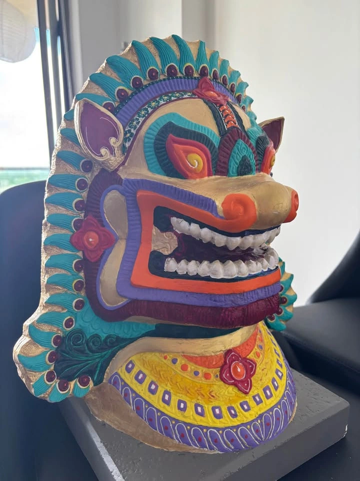 Hand-Painted Balinese Lion Guardian Sculpture - photo 3