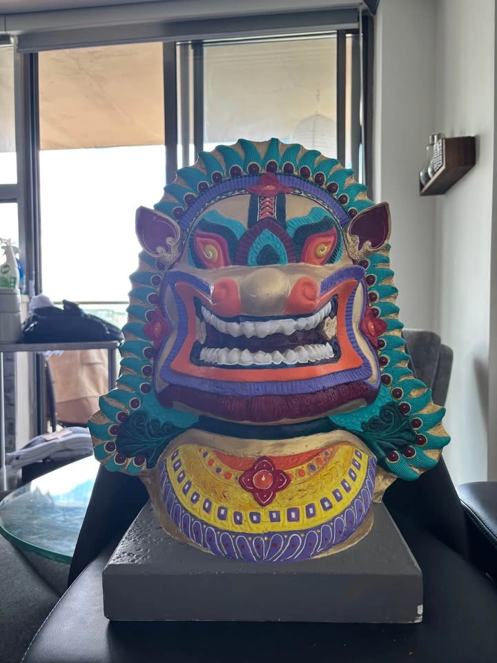 Hand-Painted Balinese Lion Guardian Sculpture - photo 4