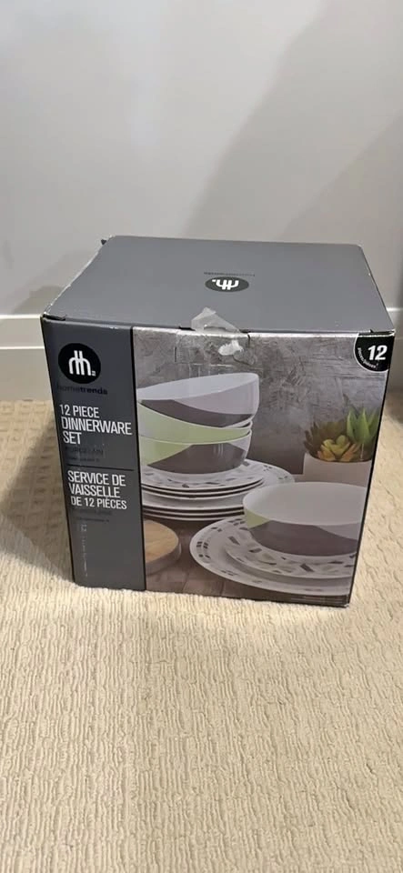Hometrends 12 Piece Porcelain Dinnerware Set