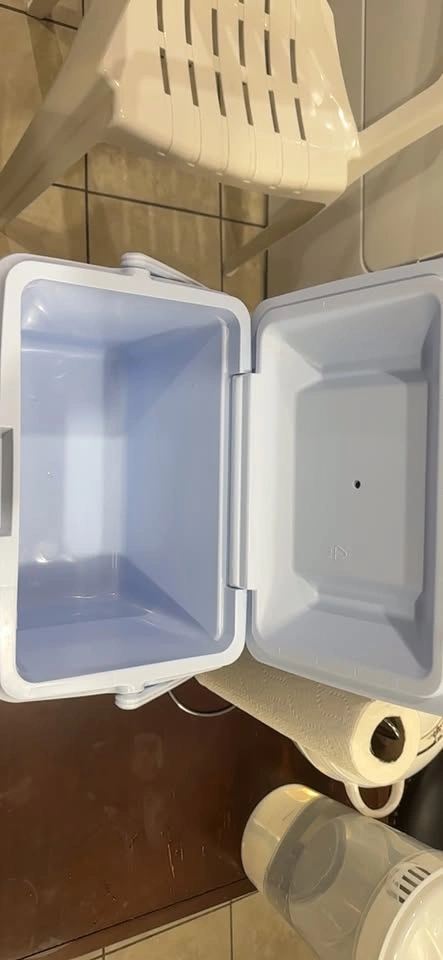 Rubbermaid 10 qt Cooler - photo 2