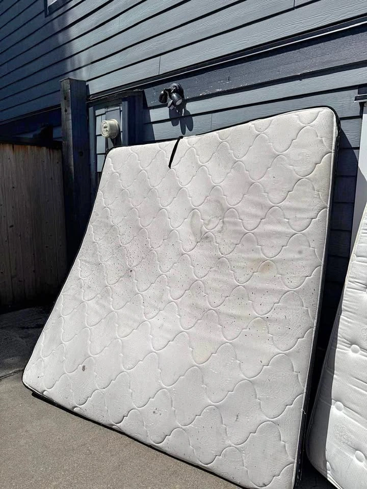 King Size Mattress for Sale – Clean & Comfortable