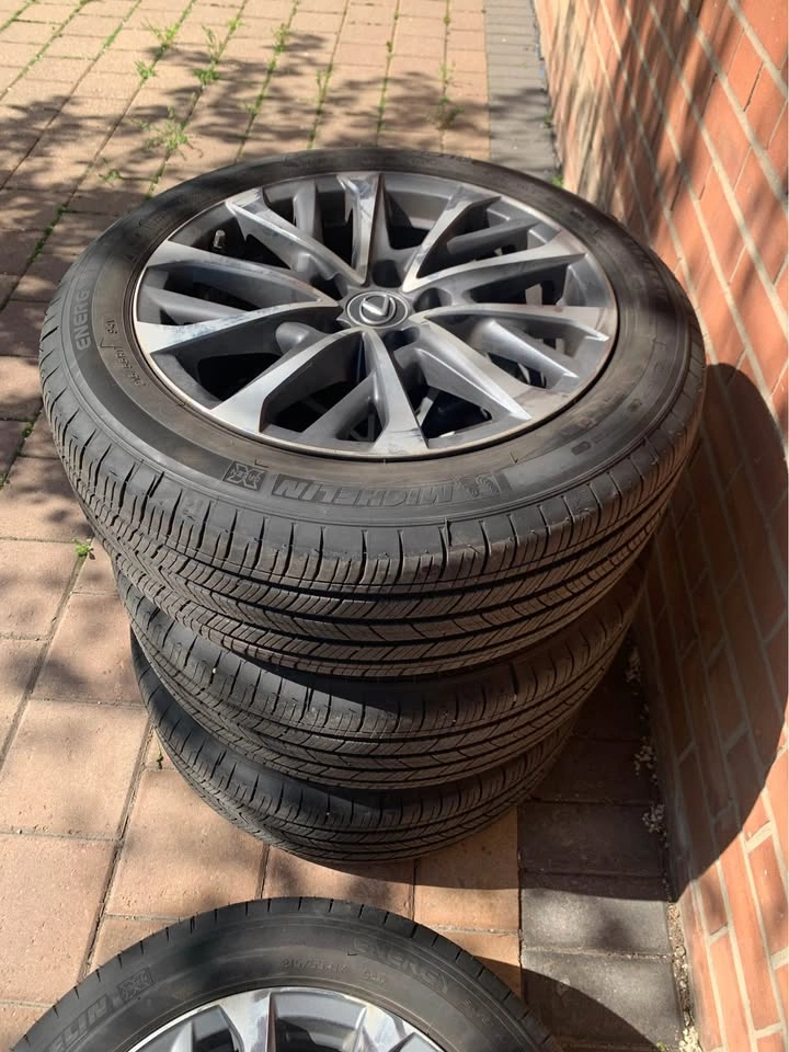 All-Season 17” Tire and Rims, 2013-2019 Lexus ES - photo 4