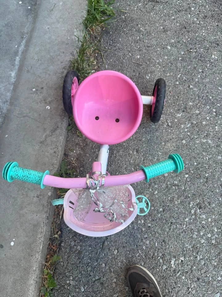 Disney Minnie Mouse Toddler Tricycle with Front Basket - photo 2