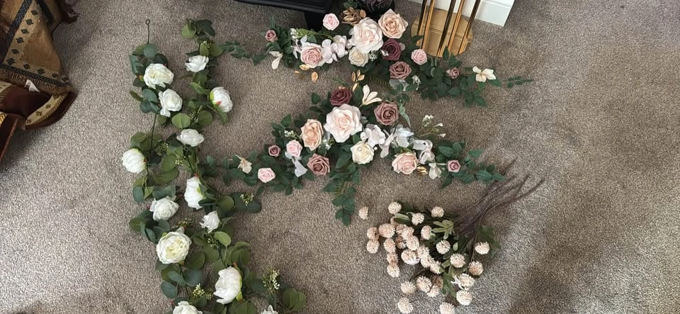 Wedding Flower Decor: Arches and Table Bunches - photo 4