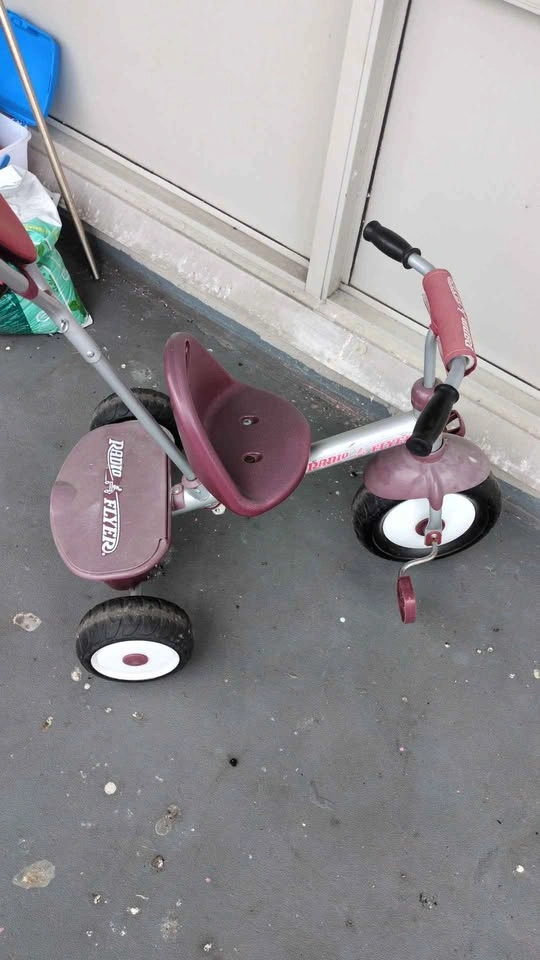 Radio Flyer maroon tricycle - photo 2
