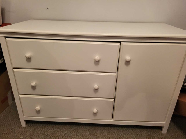 changing table / baby dresser