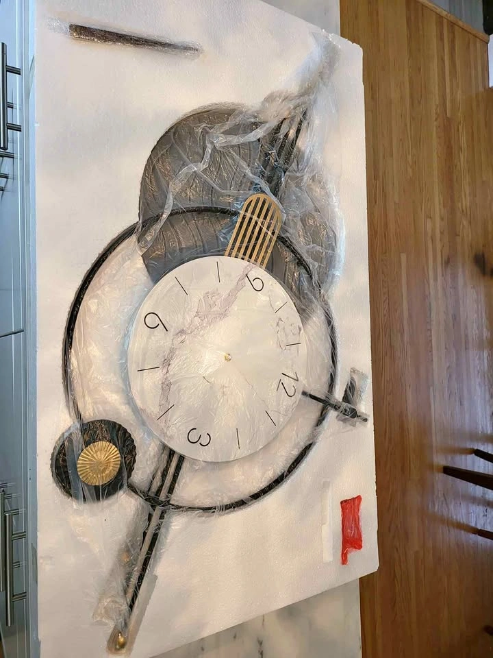 Silent Modern Moon Shaped Wall Clock Gold