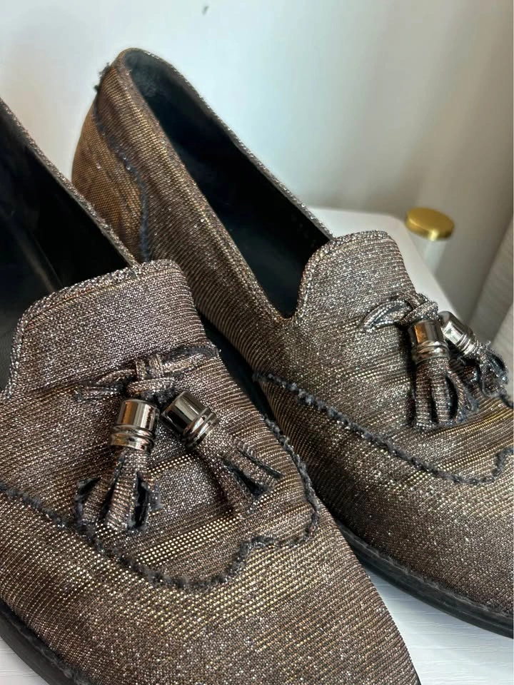 Stuart Weitzman Metallic Shimmer Tassel Loafers size 8 - photo 4