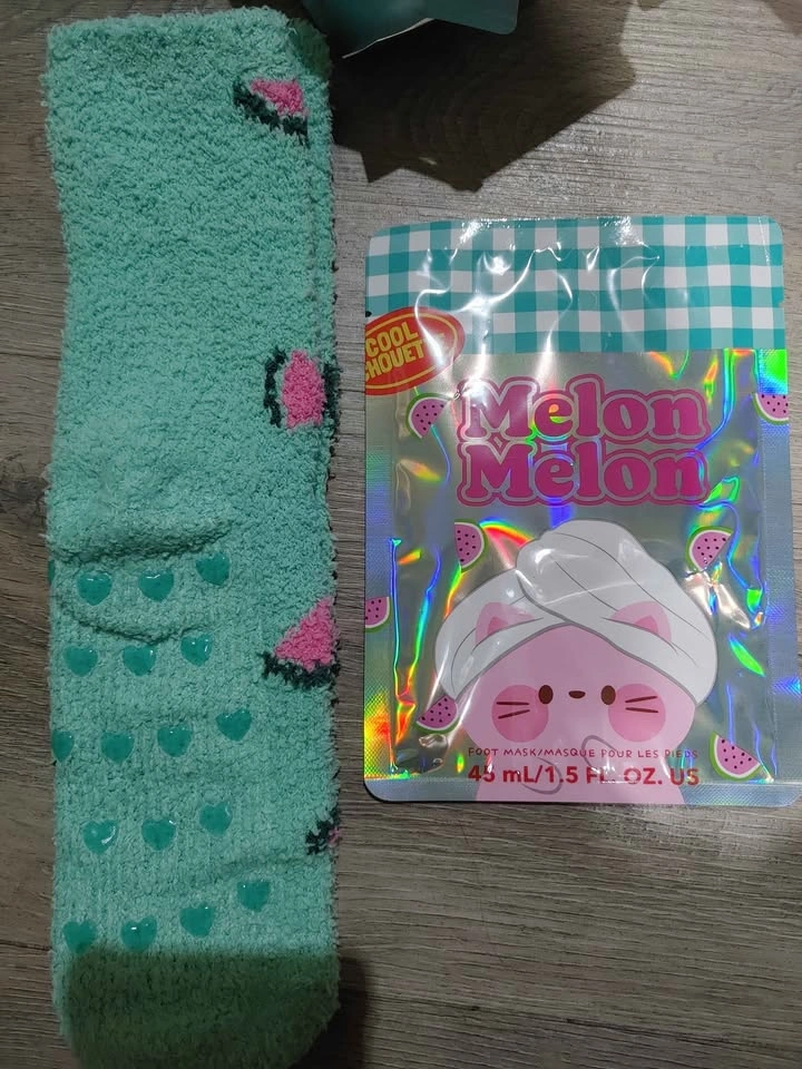 Melon Pedi Set w/ socks, foot mask, and Lush Bath Bomb - photo 4