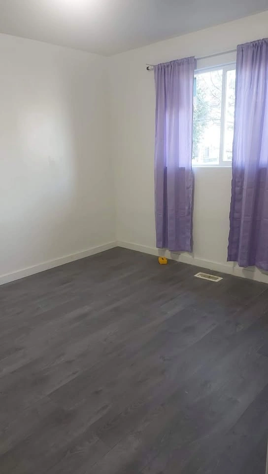 3BR / 1 Bath Suite - Across Aberdeen Skytrain, Richmond - photo 4