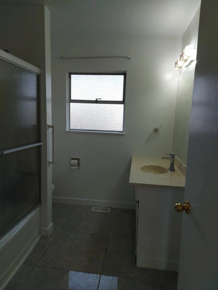 3BR / 1 Bath Suite - Across Aberdeen Skytrain, Richmond - photo 5