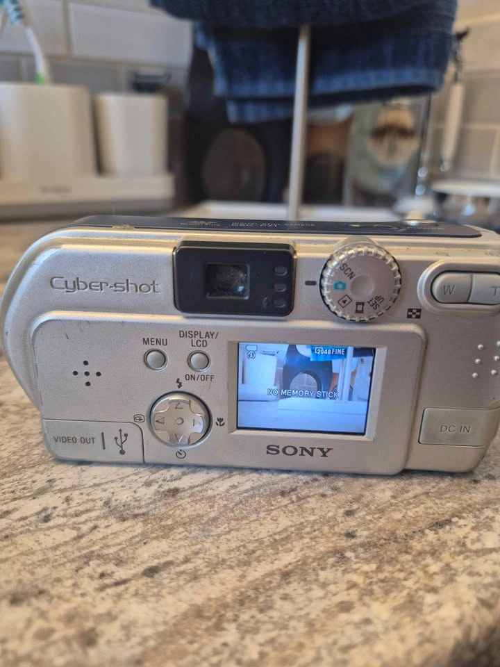 Sony Cybershot DSC-P71 3.2 MP Digital Camera - photo 2