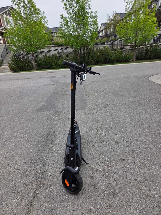 NIU KQi3 Pro Electric Scooter - Near Mint, Barely Used! - photo 2