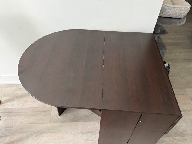 Foldable dining table