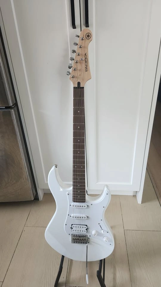 $270 Yamaha Pacifica 012 Electric Guitar - White - photo 2