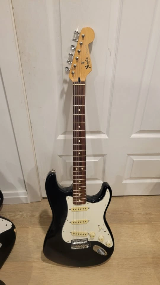 $800 Fender Stratocaster Electric Guitar - Made in Mexico - Blac - photo 2