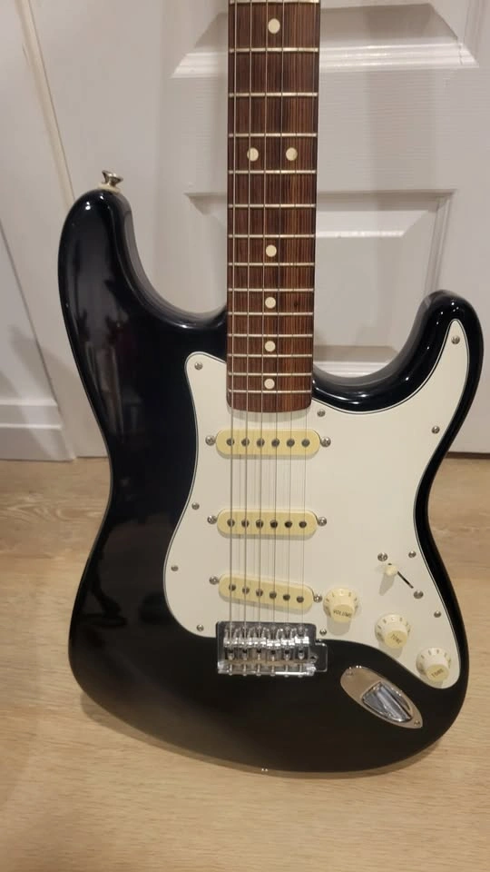 $800 Fender Stratocaster Electric Guitar - Made in Mexico - Blac - photo 3