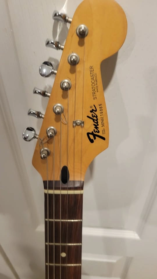 $800 Fender Stratocaster Electric Guitar - Made in Mexico - Blac - photo 4