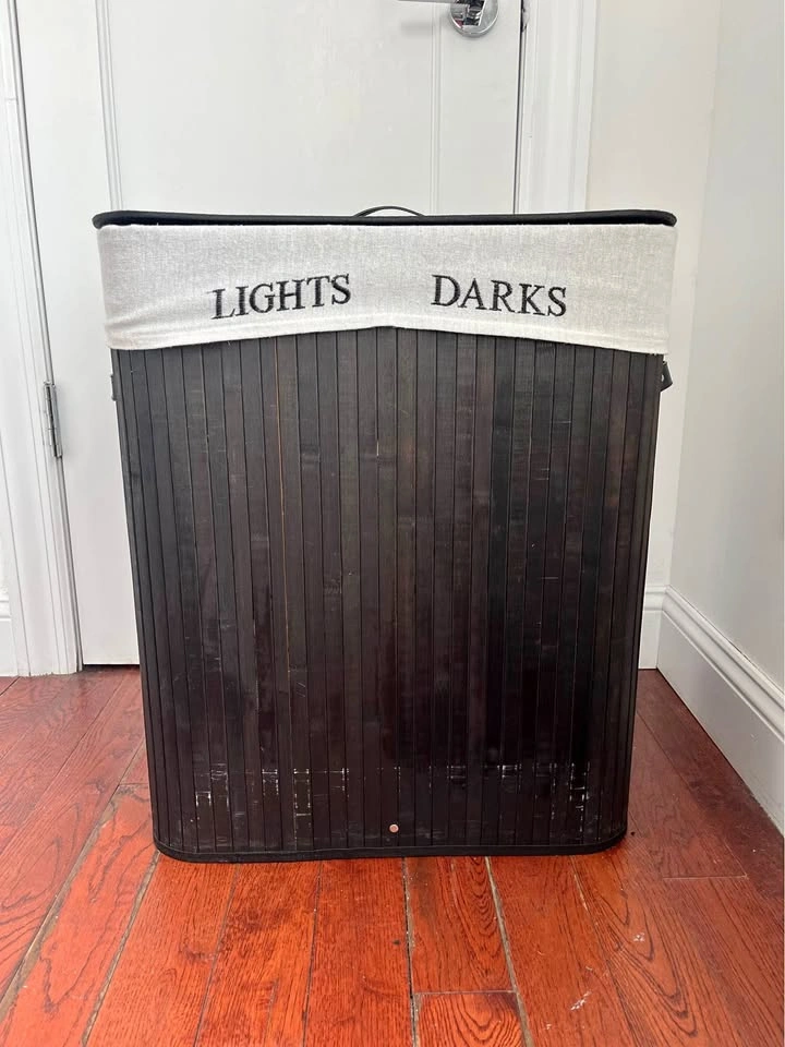 Laundry items (clothes horses, laundry baskets)