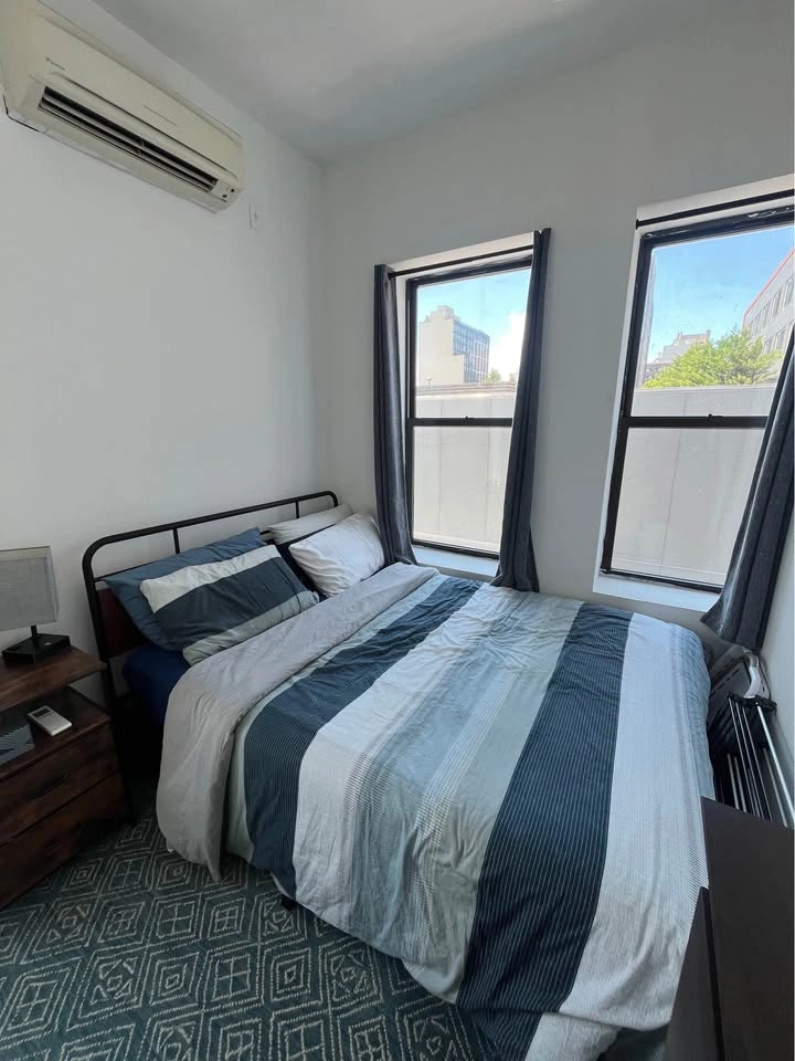 Queen bed frame & free mattress! - photo 3