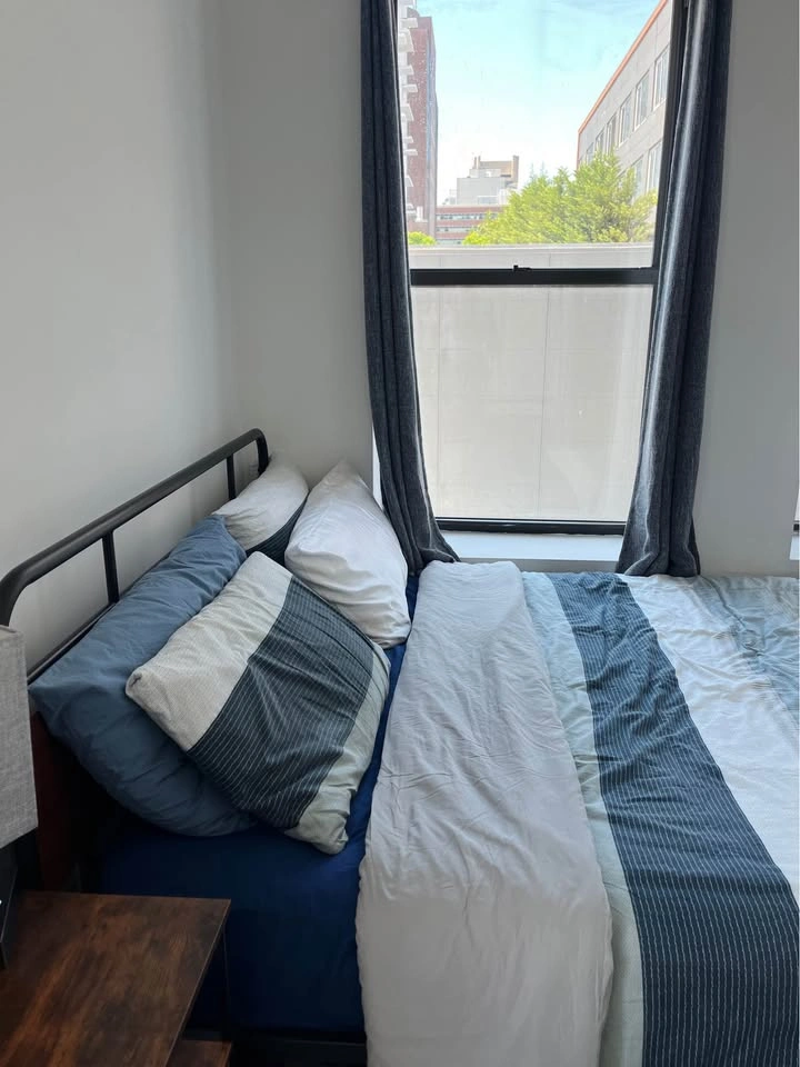 Queen bed frame & free mattress! - photo 4