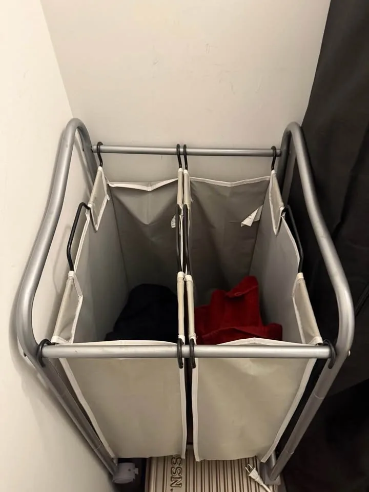 Laundry basket with wheels - photo 2