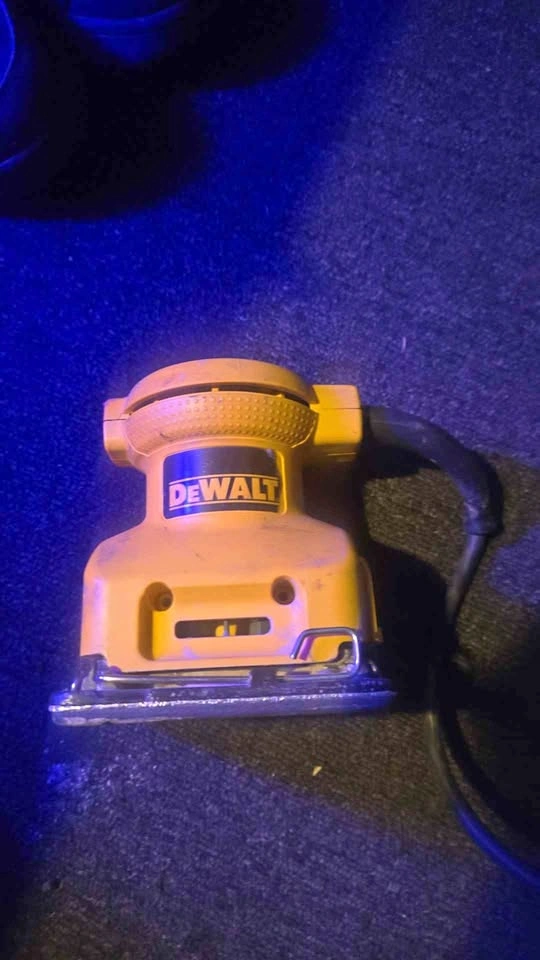 DEWALT 1/4 Sheet Palm Sander
