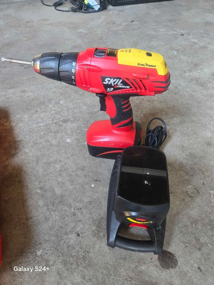 Milwaukee Hole Saw Kit & 2 Cordless Drills Tool Bundle - photo 4