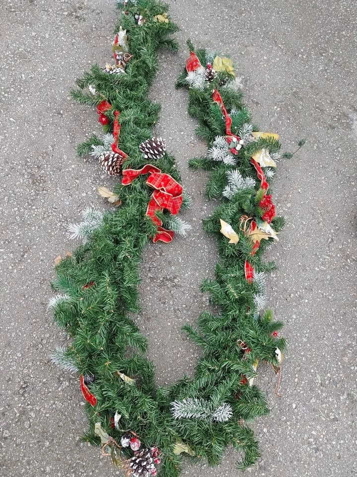 9 ft sturdy, quality Christmas garland with decorations