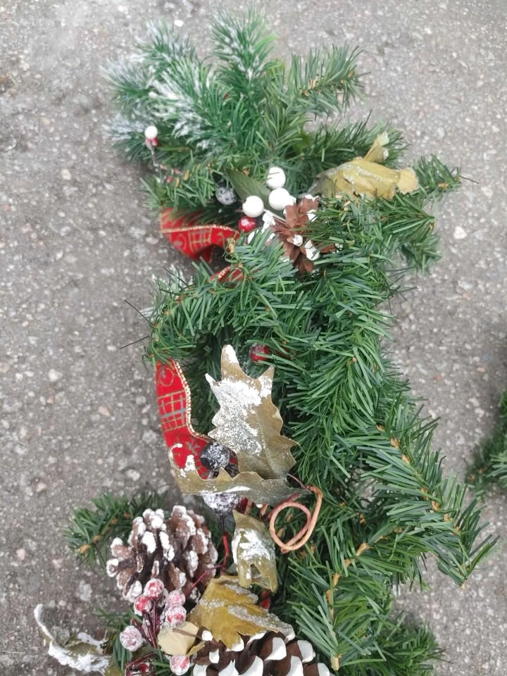 9 ft sturdy, quality Christmas garland with decorations - photo 3