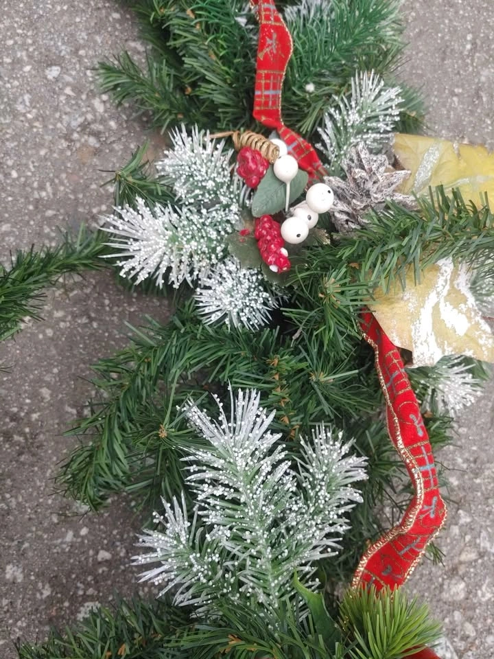 9 ft sturdy, quality Christmas garland with decorations - photo 4