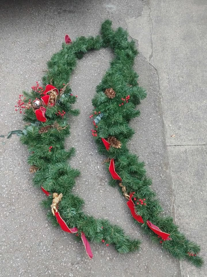 Quality, wide, sturdy Christmas garland. Two 6 ft pieces. - photo 2