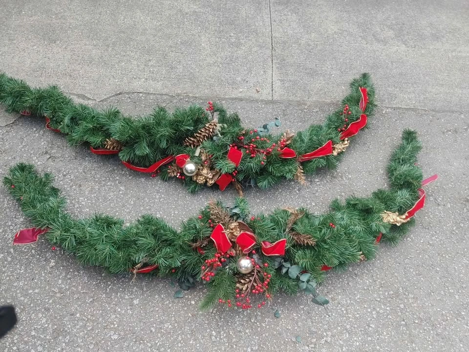 Quality, wide, sturdy Christmas garland. Two 6 ft pieces. - photo 4
