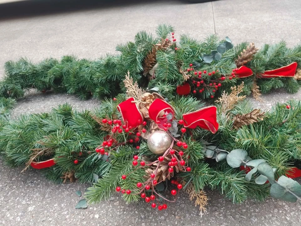 Quality, wide, sturdy Christmas garland. Two 6 ft pieces. - photo 5